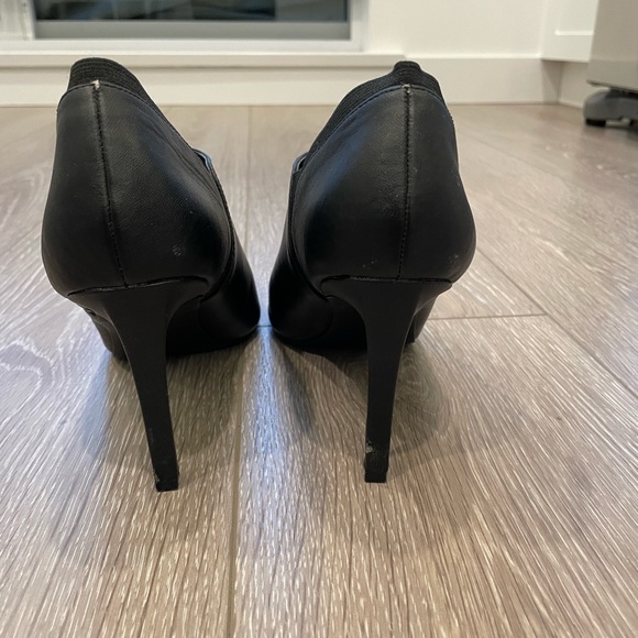 Size 8.5 Calvin Klein heeled ankle booties - Picture 7 of 8